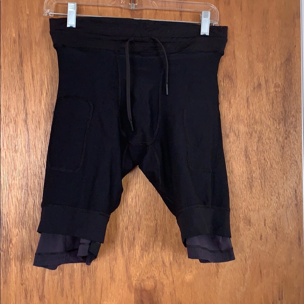 Small Black Lululemon shorts with liner - Picture 5 of 6